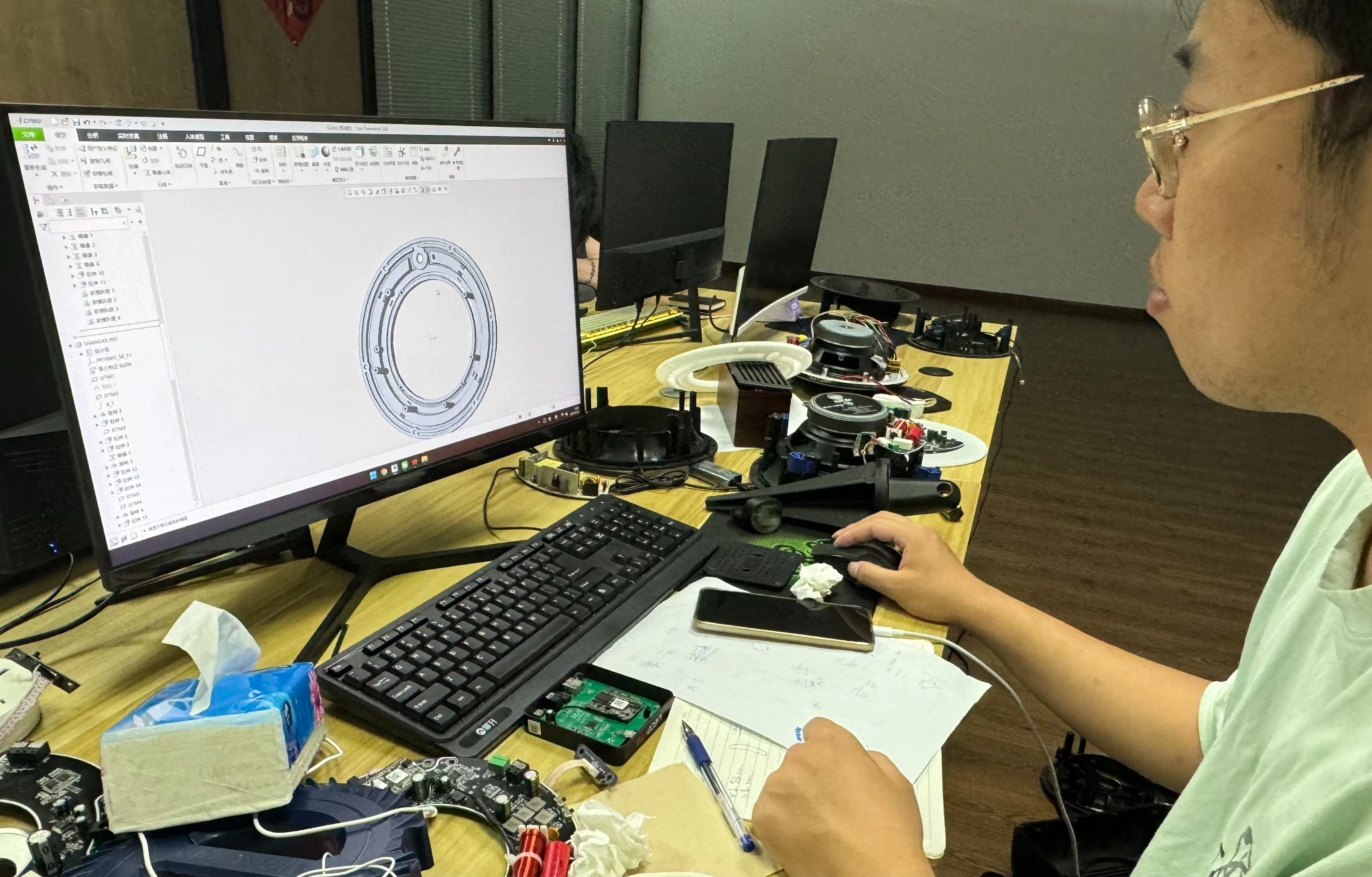 465fa4bc-6e59-4b14-b40d-62eb5ca5f578 LECOVITA engineer creating 3D speaker design model for OEM ODM customization using CAD software